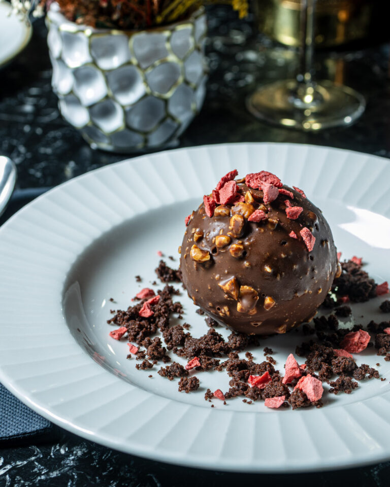 Esfera cremosa de chocolate con corazón de fresa.
| 10€