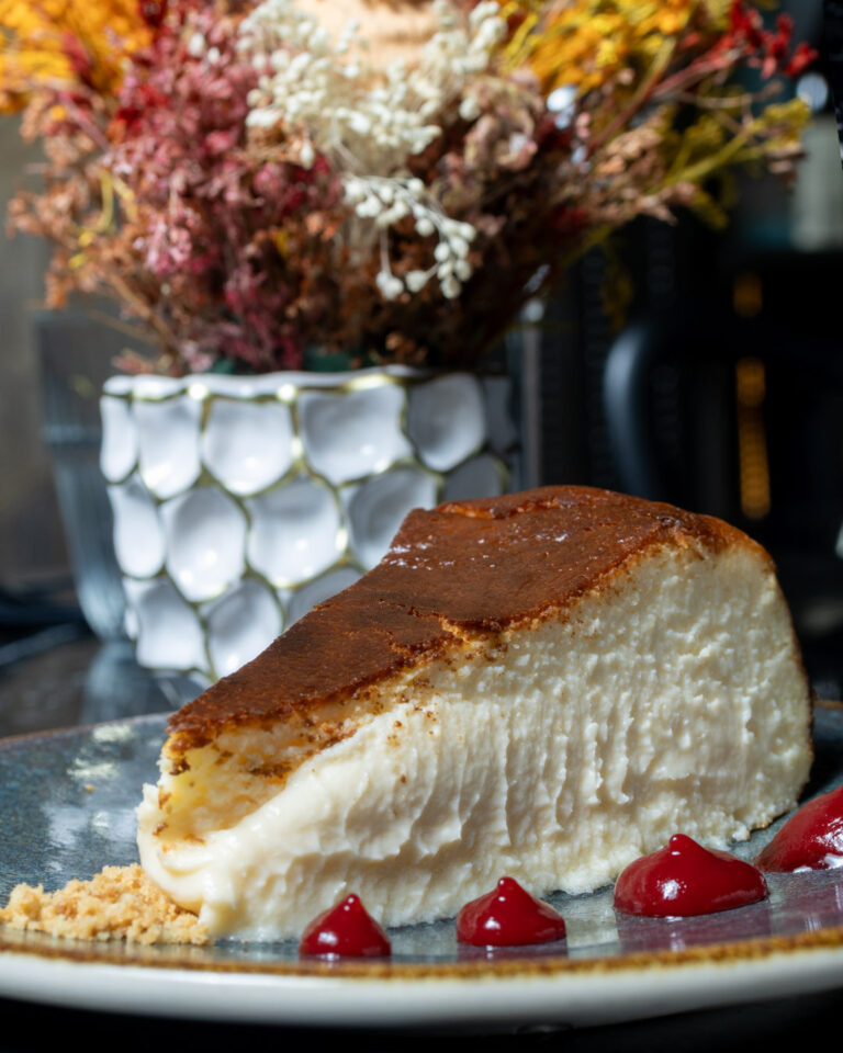 Tarta de queso con coulis de frutos rojos
| 10€