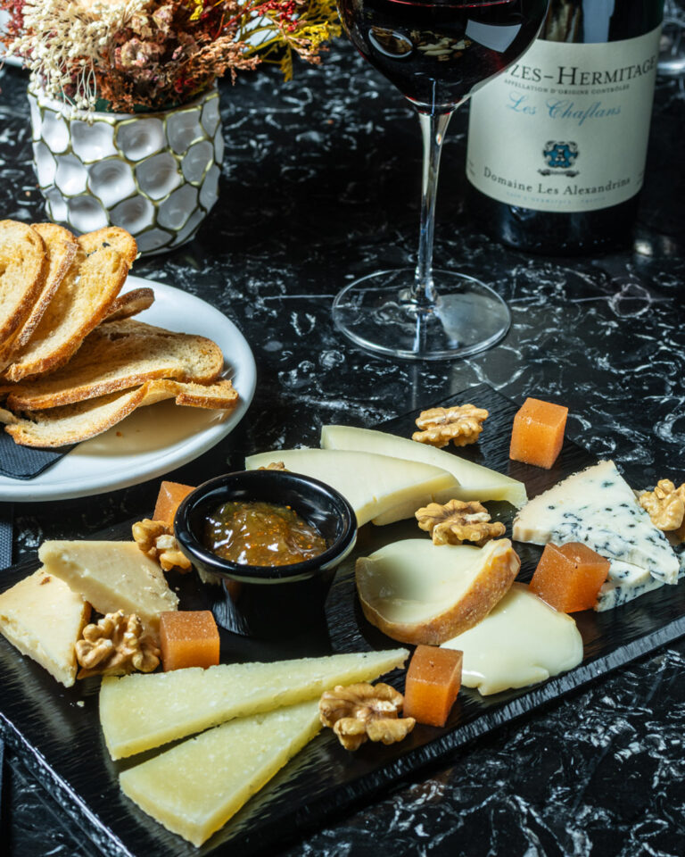 Nuestra tabla de quesos con membrillo, nueces, mermelada y tostaditas	
Manchego, Tetilla gallega , Chozuelo, Occelli de castaño, Blau de Jutglars   
| 21€
