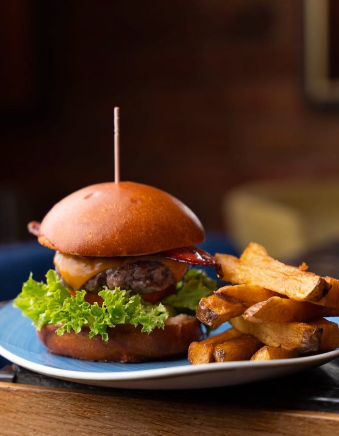 Hamburguesa de Black Angus con cheddar, bacon y nuestras fritas 23