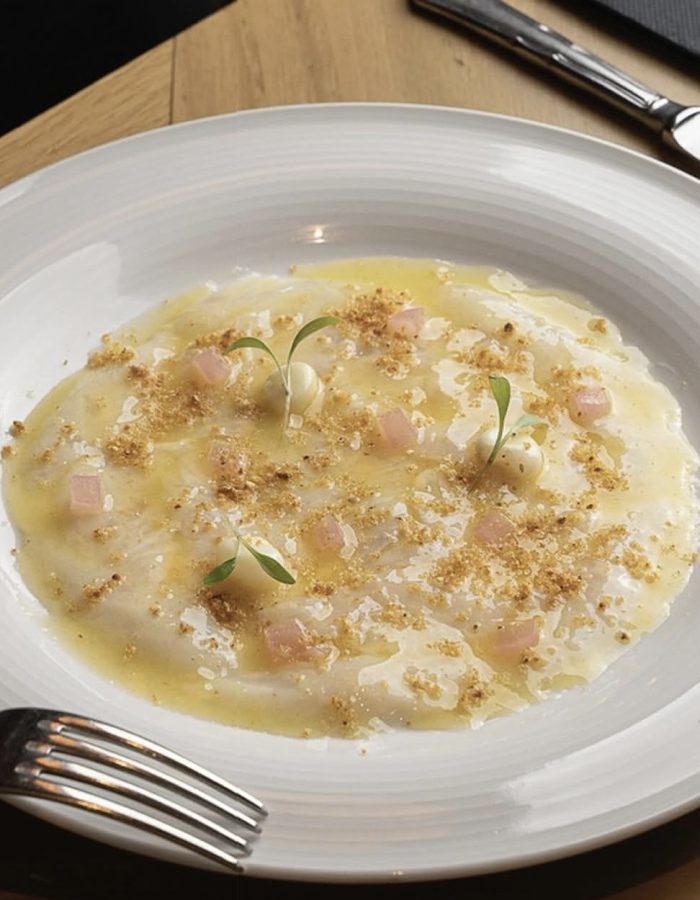 Carpaccio de lubina con leche de tigre