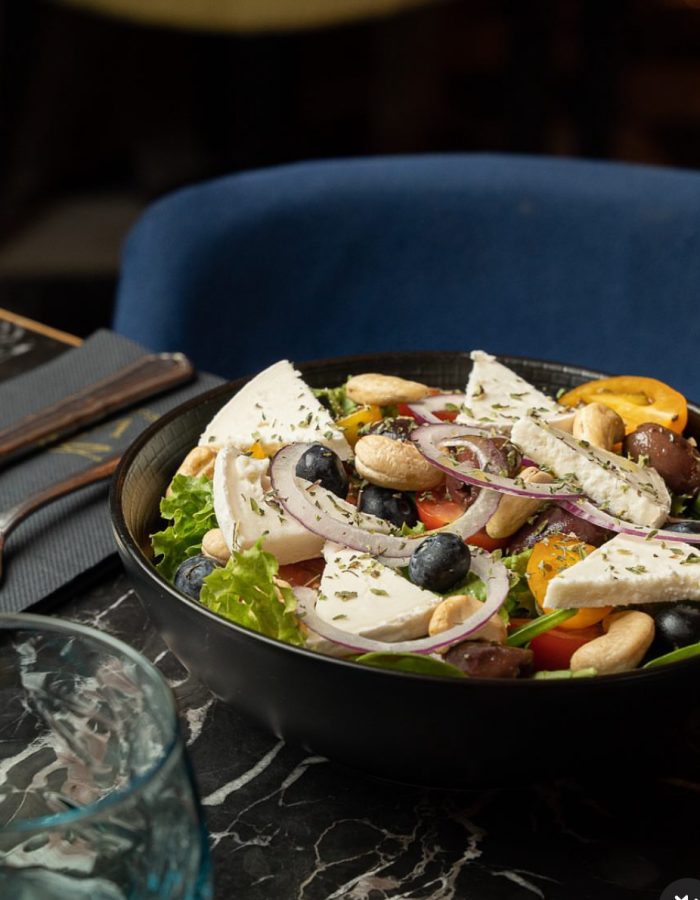 Ensalada de queso de cabra Nevat con oliva de Kalamata y cacahuetes 16