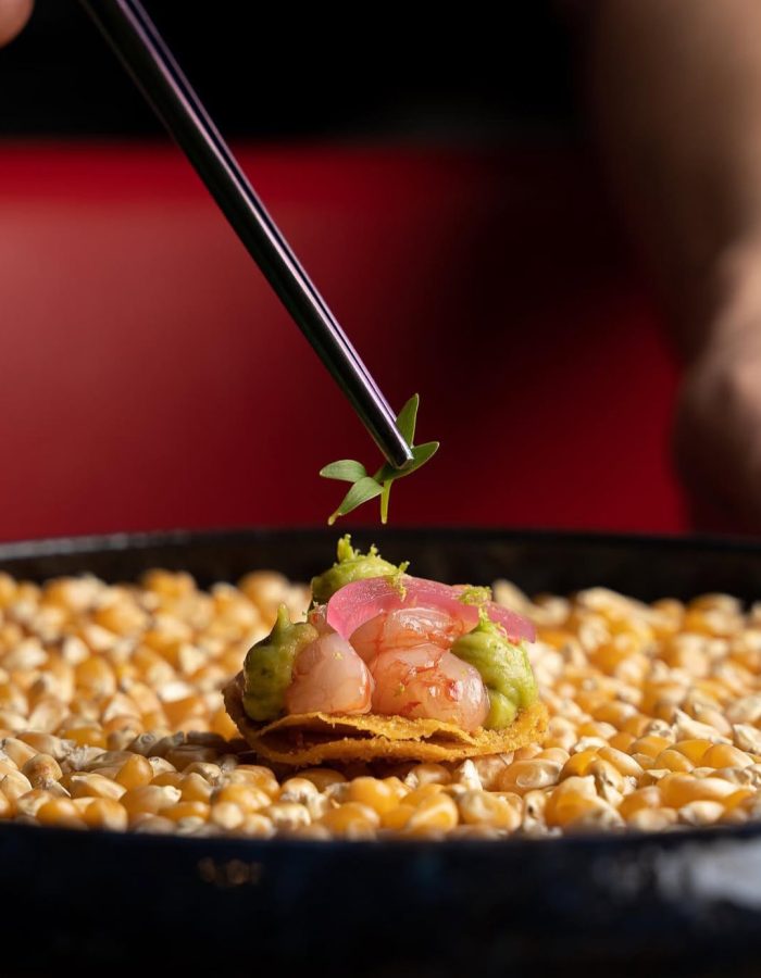 Mini tosta de maíz con tartar de gambas rojas y crema de aguacate (1 ud.) 
| 8€