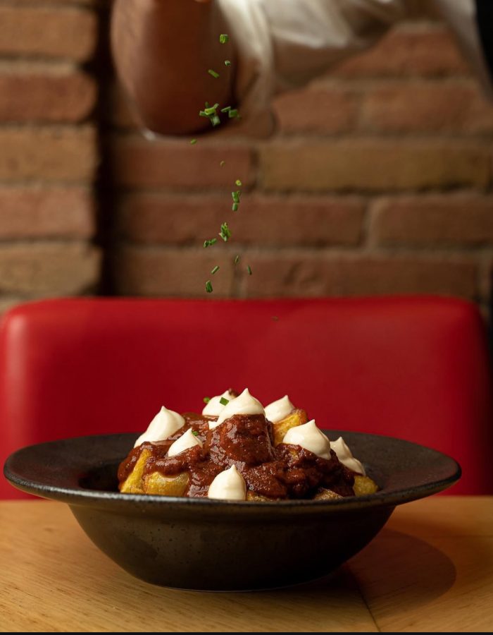 Patatas bravas con nuestras salsas 11