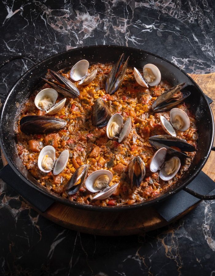 Paella de marisco con almejas y mejillones g l (mínimo 2 raciones, precio por ración) 28