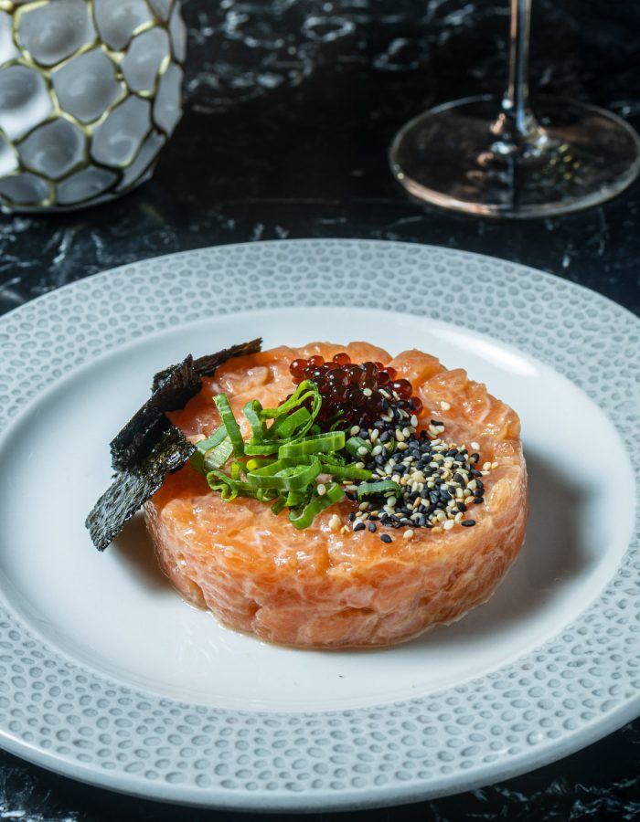 Tartar de salmón con vinagreta wasabi, perlas de soja y chips de nori.   
| 17€