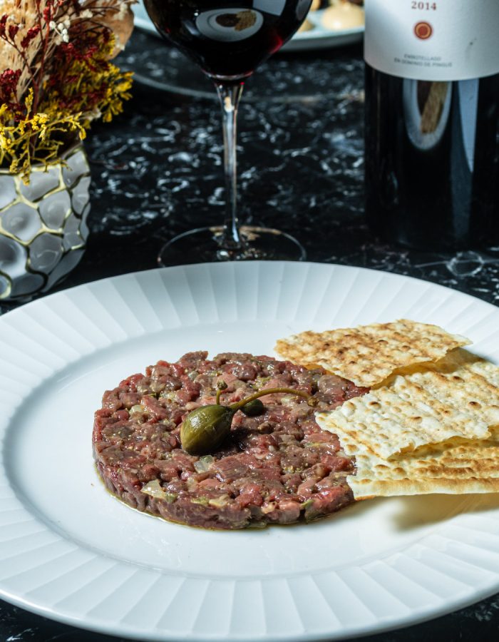 Steak tartar de Wagyu con tosta de pan carasau
| 23€