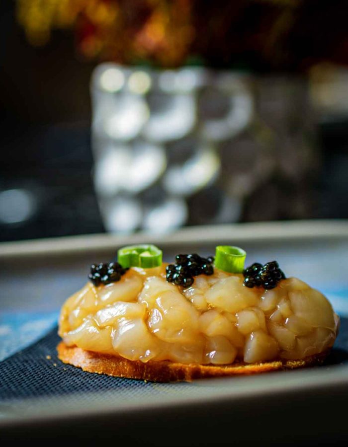 Canapé de tartar de vieira con caviar Amur Beluga y salsa sukiyaki (1 ud.)| 12€
