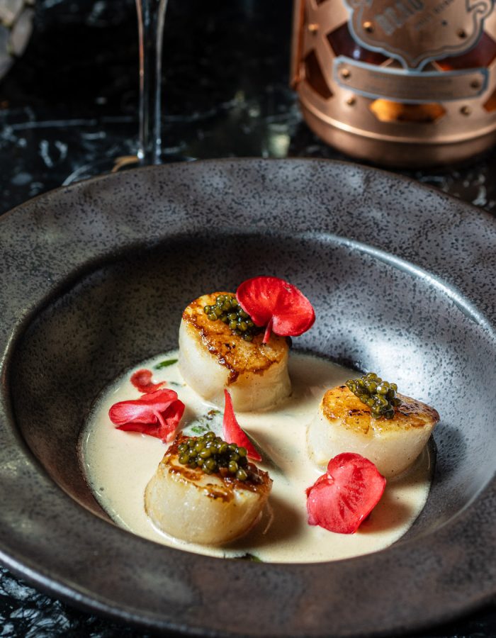 Vieiras con caviar Amur Beluga y salsa beurre blanc